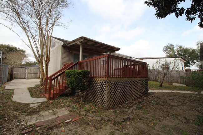 Building Photo - Cozy 2BR, 2BA Home with Fenced Backyard – ...