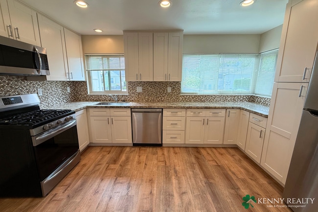 Building Photo - Remodeled 2 Bedroom Duplex with Private Ba...