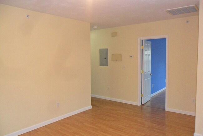 Building Photo - 848 Waverly St