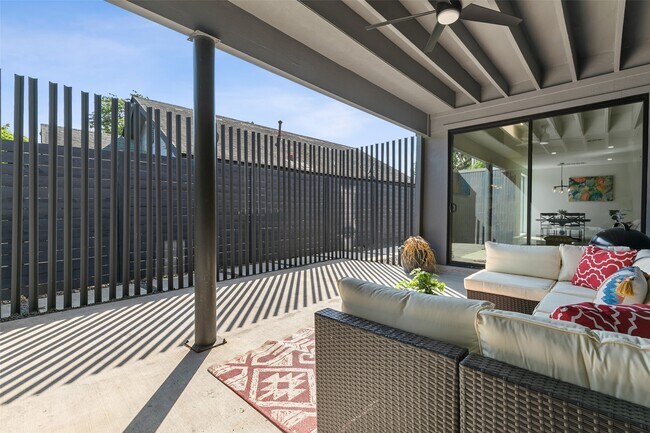 Building Photo - 4305 Roseland Ave