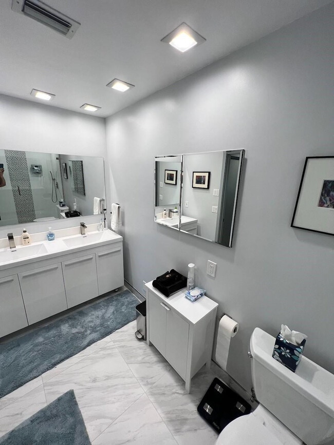 Building Photo - 4021 N Cypress Dr