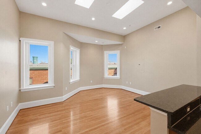 Building Photo - Columbia Heights Penthouse Condo | 1 Bed | 1 Bath | 600 Sf