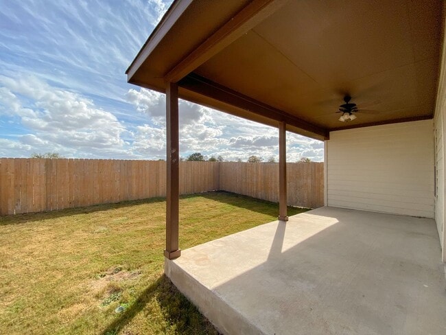 Building Photo - Luxury 3/2 duplex in NBTX