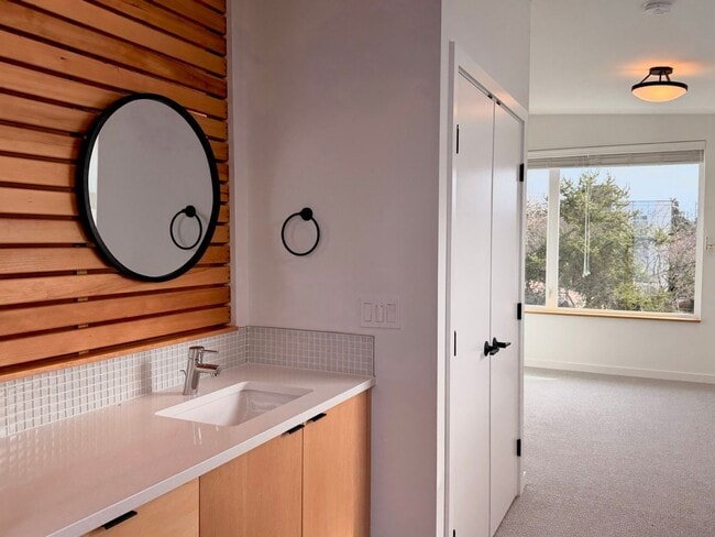 Building Photo - Modern 3-Level Townhome (2020) with Private Roof Deck & A/C