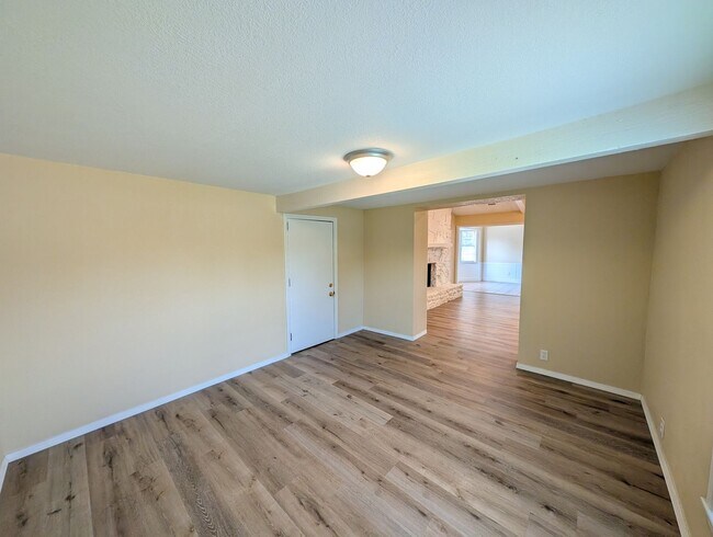 Building Photo - 505 W Utica Pl