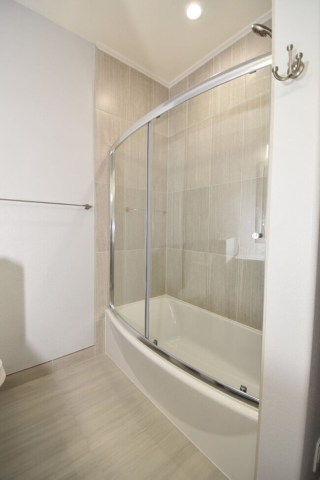 Building Photo - STUNNING AND MODERN 2 BED 2 BATH CONDO AT ...