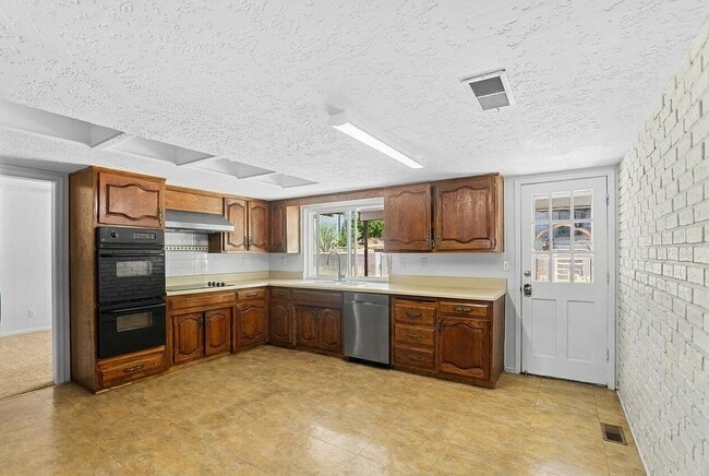 Building Photo - 3008 Matador Dr NE