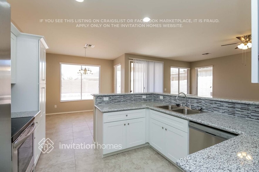 Building Photo - 155 E Canary Ct