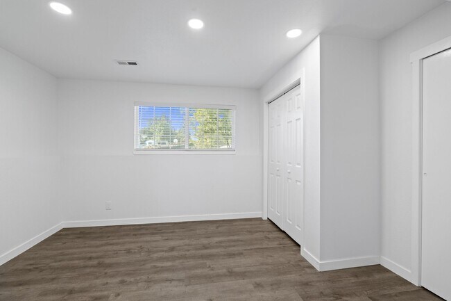 Building Photo - 220 N Hodges Rd