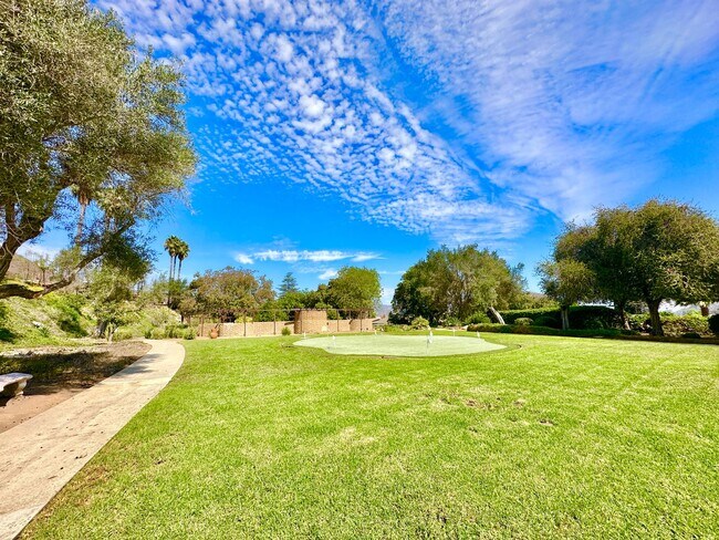 Building Photo - Beautifully Appointed & Fully Furnished, S...