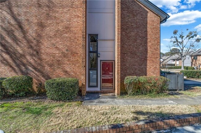 Building Photo - 3221 Clairmont N NE