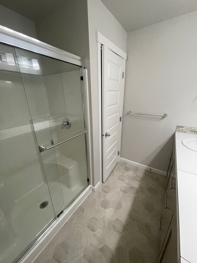 Building Photo - ** MOVE IN SPECIAL!** Must See in NE Albany!