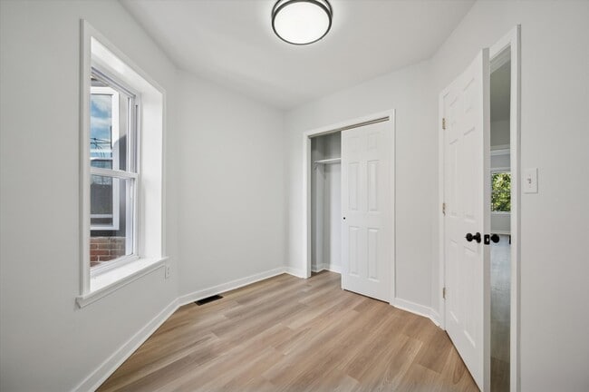 Building Photo - 5318 Kershaw St