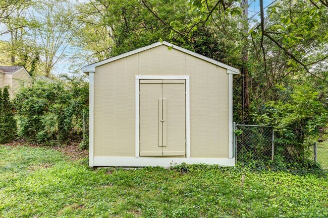 Building Photo - 2 Bed, 2 Bath in the Garden Homes neighborhood of Greensboro!