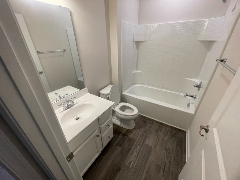 Building Photo - Room in Townhome on Valley Walk Dr