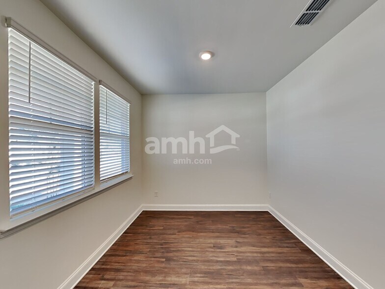 Building Photo - 624 Rivermist Dr