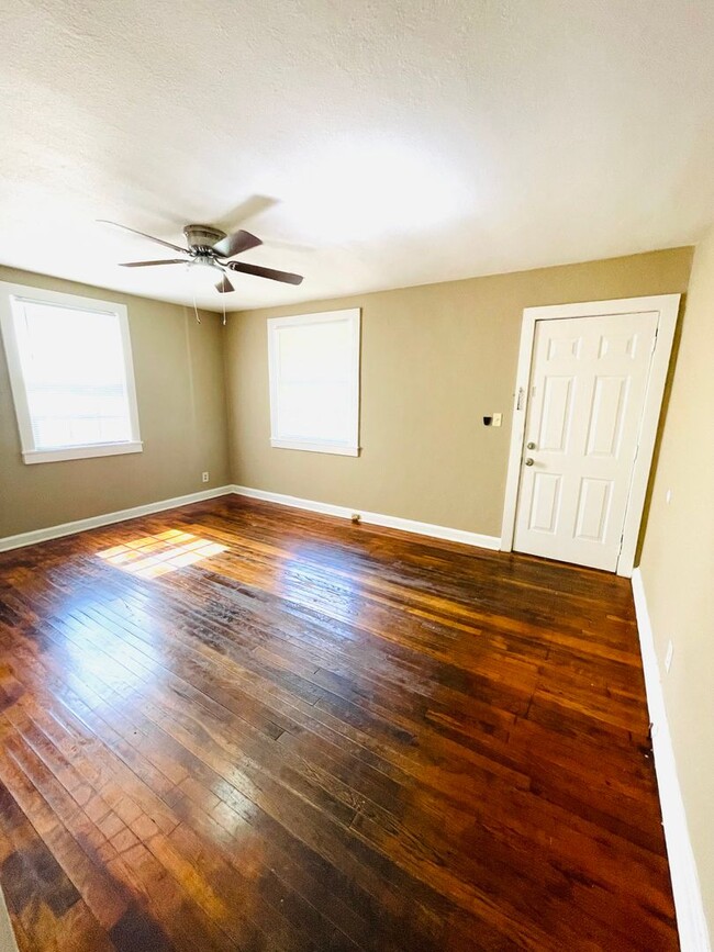 Building Photo - ** 2 bed 1 bath located in Capitol Hights ...