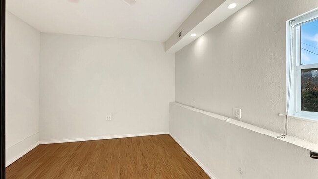 Building Photo - Spacious, Bright & Private Home with Huge Backyard on one of the quietest streets of Redwood Heights