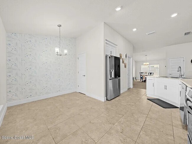 Building Photo - 695 Lantana St