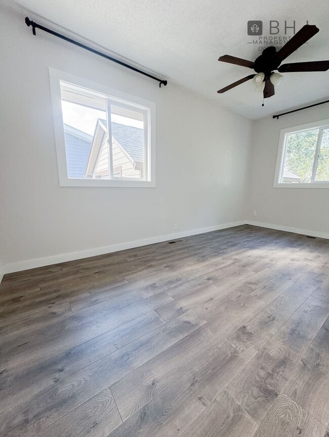 Building Photo - DOG FRIENDLY, 3 BED/ 1.5 BATH SINGLE FAMIL...