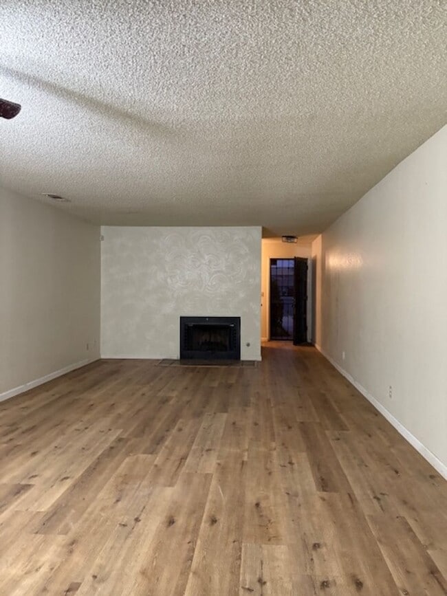 Building Photo - a0080