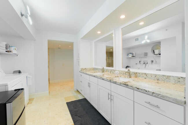 Building Photo - 2565 S Ocean Blvd