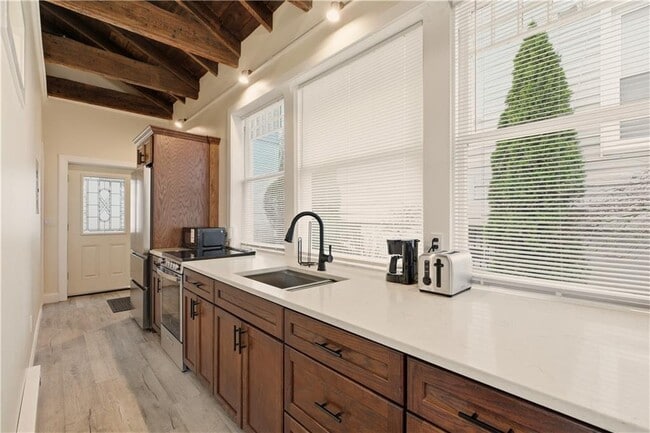 Building Photo - 98 Kay St