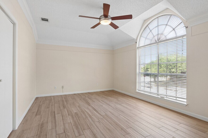 Building Photo - 15301 Ecorio Dr