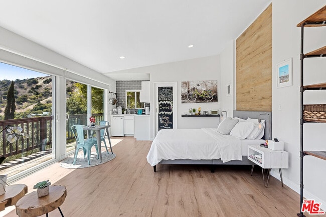 Building Photo - 3866 Alta Mesa Dr