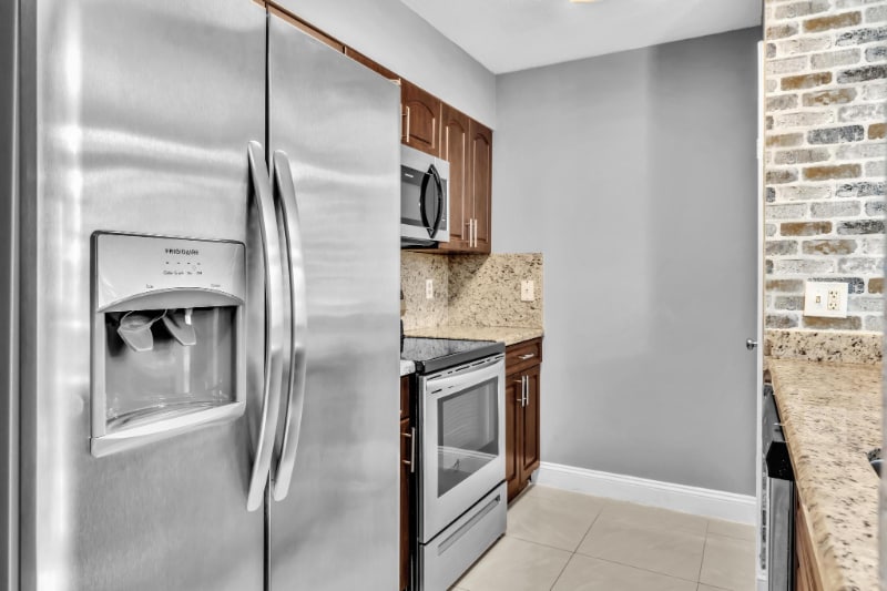 Primary Photo - 2803 N Oakland Forest Dr