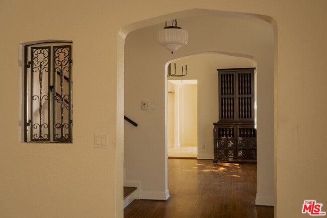 Building Photo - 2829 Beachwood Dr