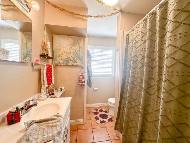 Building Photo - Charming 2-bedroom, 1-bath Home in a Central Location!