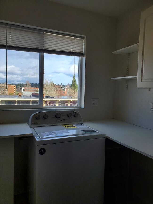 Building Photo - Large 1 Bedroom Home