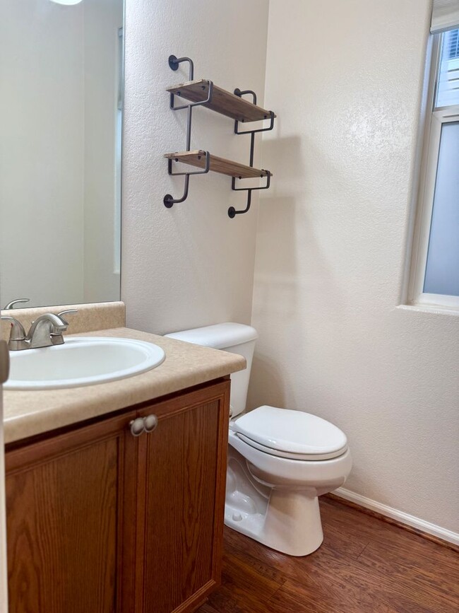 Building Photo - Beautifully Adorable Townhome!