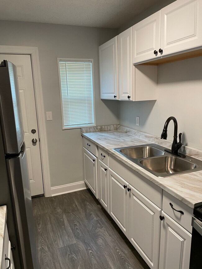 Building Photo - 3415 Gilmer Ct., Apt. B