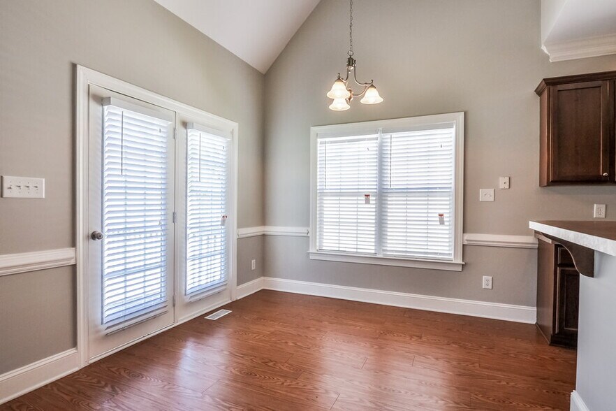 Building Photo - 3011 Watsonia Dr