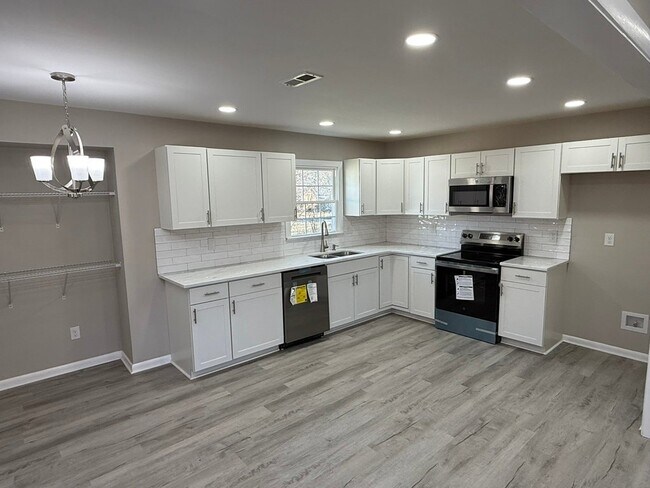 Building Photo - 315 Creekway Ct