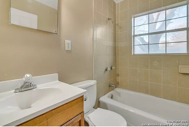 Building Photo - 215 Legion Dr W