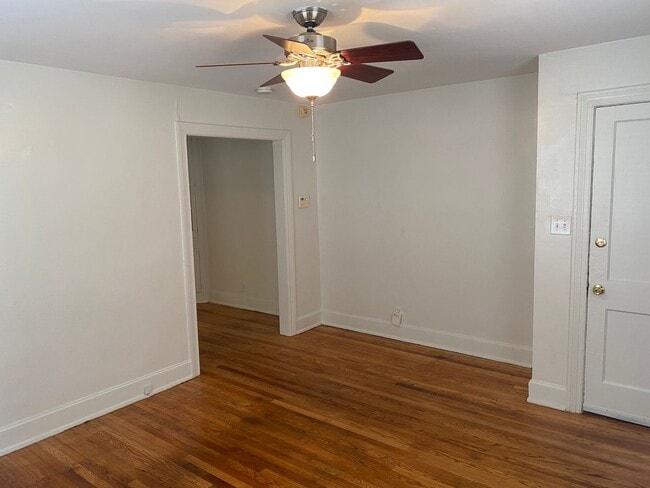 Building Photo - Adorable 1 Bedroom Duplex in Watts-Hillandale