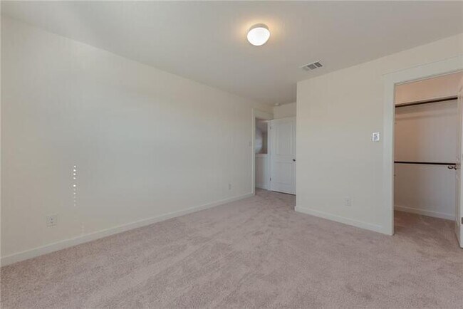 Building Photo - Beautiful townhome/condo located in Pfluge...