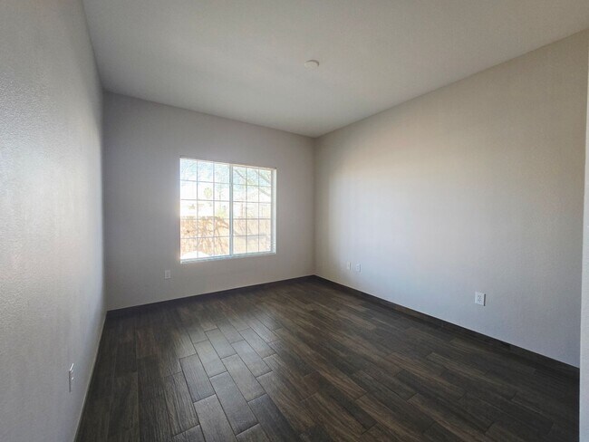 Building Photo - Gated Community Comfort – 2 Bed, 2 Bath Beauty