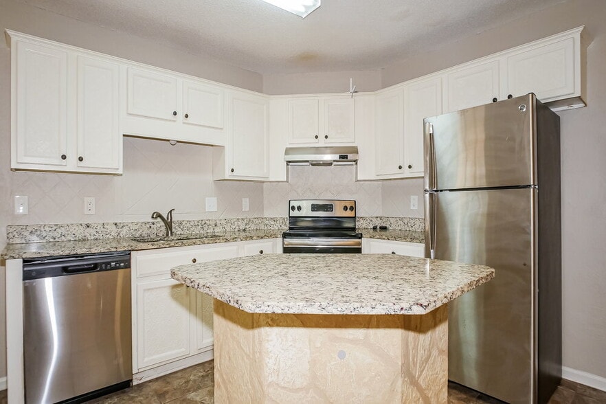 Building Photo - 5540 Mary Ln