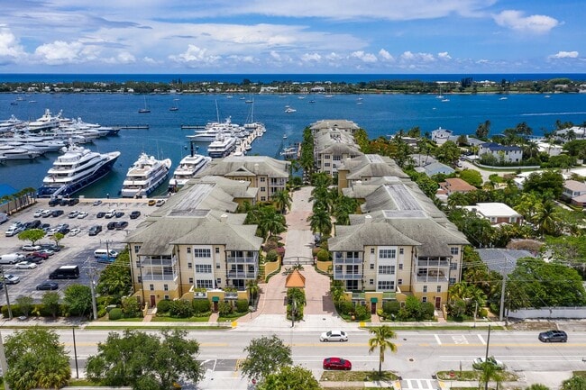 Building Photo - Top Floor Waterfront Condo - Renovated 1 B...
