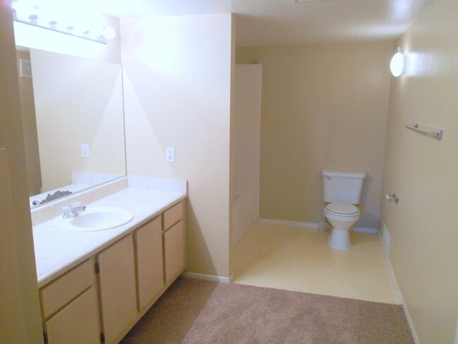 Building Photo - Convenient 1st Floor Condo in Gated Commun...