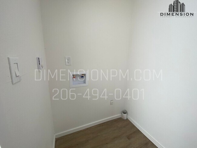 Building Photo - Newly Refreshed 2 Bed Duplex