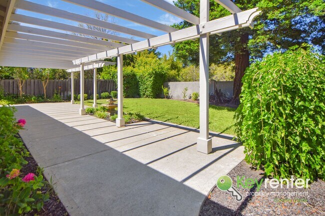 Building Photo - Beautiful 4 Bed / 3 Bath Bollinger Hills Home with Gorgeous Remodeled Kitchen!