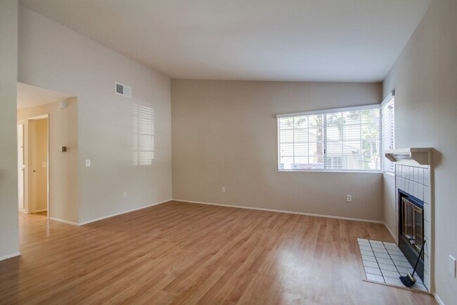 Building Photo - 2049 Haller St
