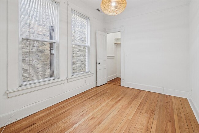 Building Photo - 3818 N Hermitage Ave