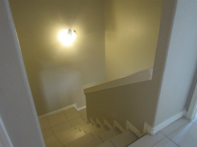 Building Photo - 1000 Ranchway Dr