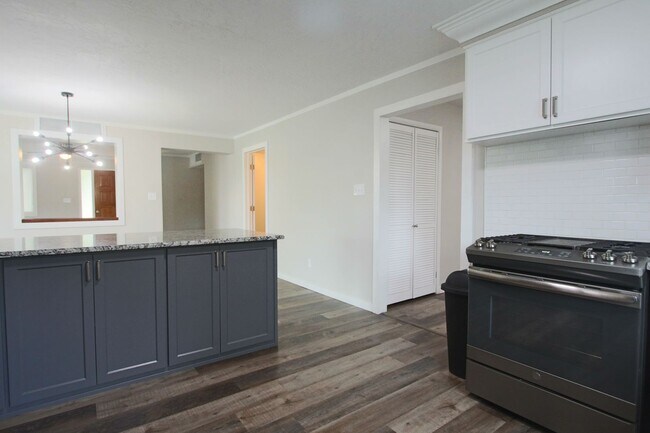 Building Photo - Updated Classic - Mid Century 4/2 2600 sf. All one level.